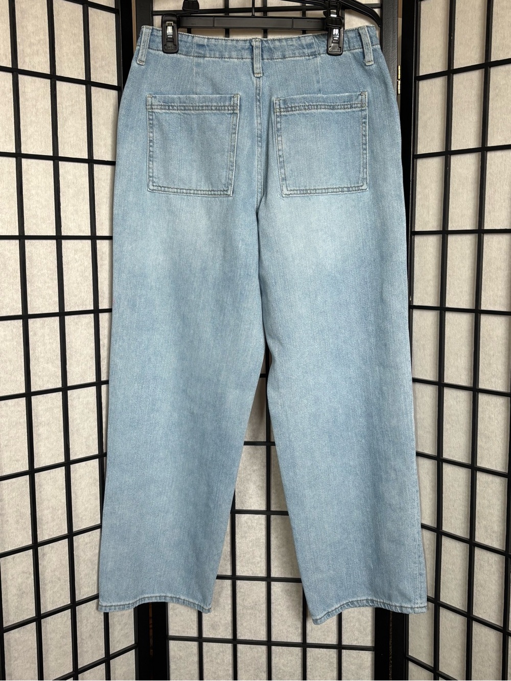 Universal Thread Women’s Light Wash Relaxed Straight Wide Leg Jeans - Size: (8) - Picture 6 of 12